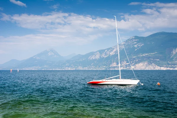 Segelboot am Gardasee — Stockfoto