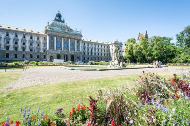 ALTER Botanischer Garten ve Münih'te Adalet Sarayı