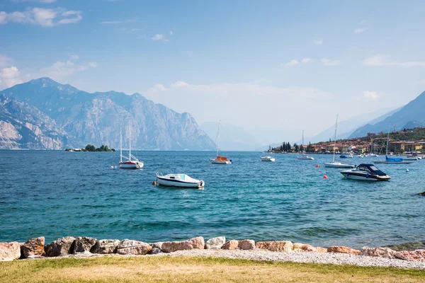 Garda Gölü, yelkenli tekne — Stok fotoğraf