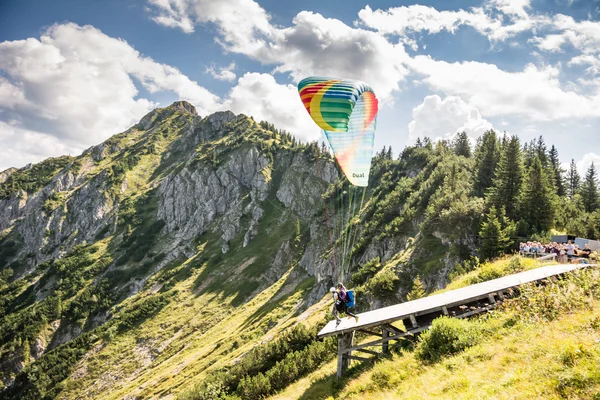 Paraglider in de Alpen — Stockfoto