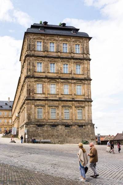 Tourists at Neue Residenz in Bamberg — Stock Photo, Image