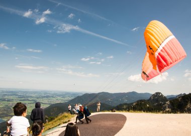 Alplerdeki paraglider