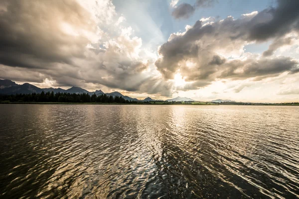 Céu dramático sobre o Lago Hopfensee — Fotografia de Stock