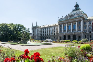ALTER Botanischer Garten ve Münih'te Adalet Sarayı