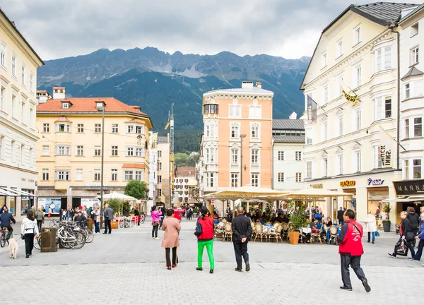 Tourists in Innsbruck — Stock fotografie