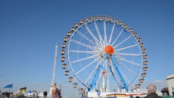 Velké kolo na Oktoberfestu — Stock video