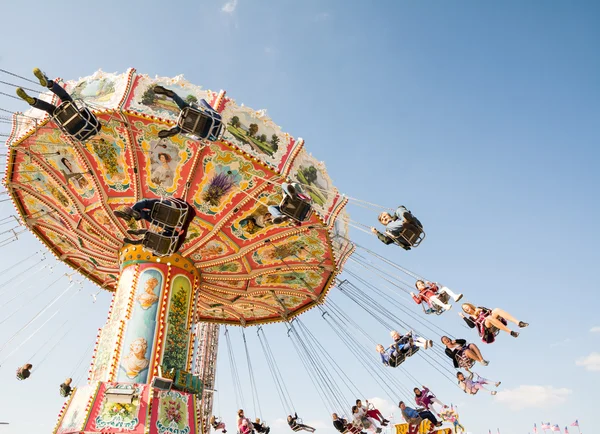 Traditionelles chairoplane beim oktoberfest in münchen lizenzfreie Stockfotos