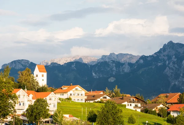 Hopfendorf in den bayerischen Alpen — Stockfoto