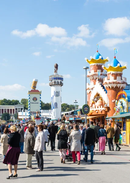 Menschen vor Bierzelten beim Oktoberfest — Stockfoto