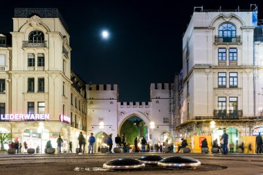 Münih'te Karlstor üzerinden moon