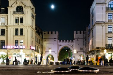 Münih'te Karlstor üzerinden moon