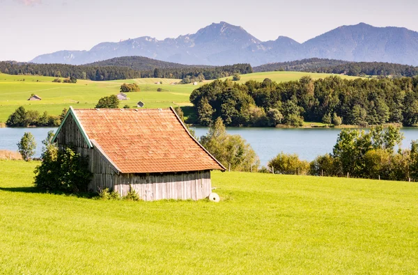 Fienile sul lago di Riegsee — Foto Stock