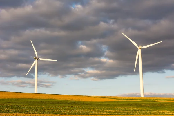 Alternativ energi med vindkraft – stockfoto