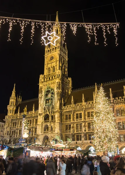 在慕尼黑的玛利亚广场的圣诞树 — 图库照片