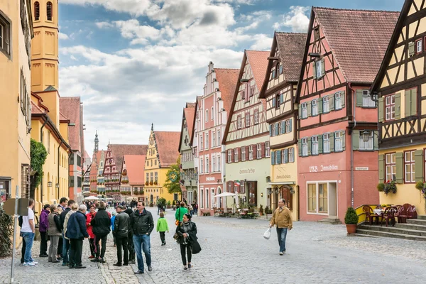 Turistas en la histórica ciudad de Dinkelsbuehl — Foto de Stock