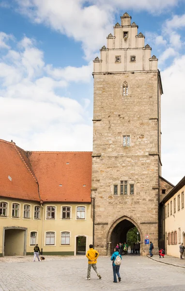 Turistas em Rothenburger Gate em Dinkelsbuehl — Fotografia de Stock