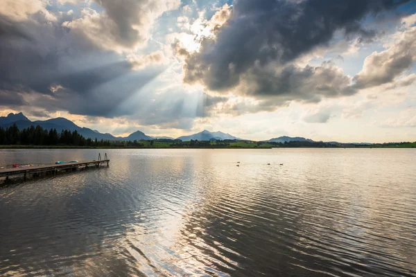 Ciel dramatique sur le lac Hopfensee — Photo