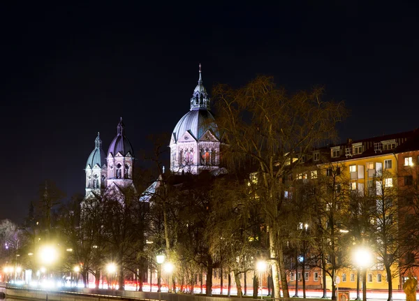 Sankt Lukas church in Munich at night — Stock Photo, Image