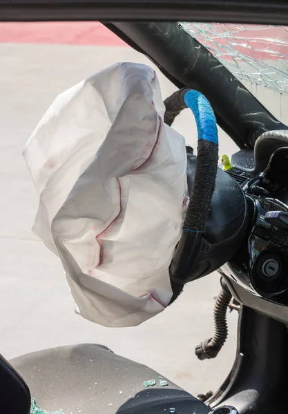 Взорванная подушка безопасности в машине — стоковое фото