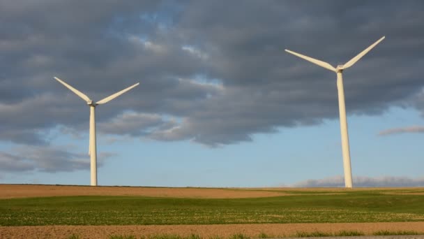 Energía eólica con dos molinos de viento — Vídeos de Stock