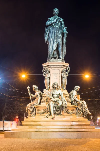 Király Max emlékmű Münchenben éjjel — Stock Fotó
