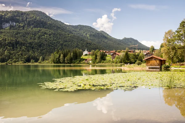 Dorp aan meer Weissensee — Stockfoto