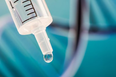 Bir şırınga bir damla DNA yansıması
