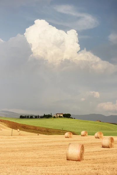 Antigua casa de campo y campos en Toscana — Foto de Stock