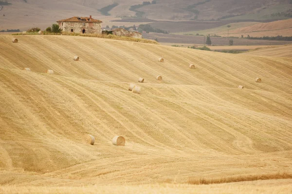 Altes Bauernhaus auf einem Hügel, Toskana — Stockfoto