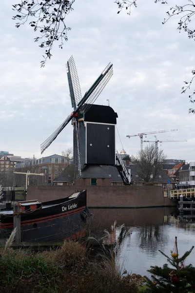 Holländska Leiden Höst Väderkvarn Och Gammal Båt — Stockfoto