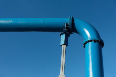 Mavi boru hattı ve açık mavi gökyüzü. Gaz ya da sıvı dağıtım sistemi. Gaz boru hatları. Borulardan yakıt nakli.