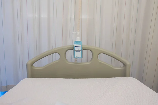 Yatağın Ucunda Dezenfektanı Perdelerle Boş Hastane Yatağı — Stok fotoğraf