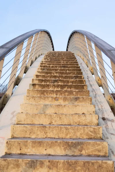 Treppen Auf Einer Steinmetz Fußgängerbrücke Mit Geländern Die Den Himmel — Stockfoto