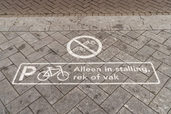 Sinal Estacionamento Bicicleta Pavimento Holandês Dizendo Apenas Nos Lugares Marcados — Fotografia de Stock