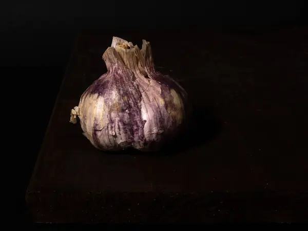 Stillife Ajo Sobre Una Mesa Madera Sobre Fondo Oscuro —  Fotos de Stock