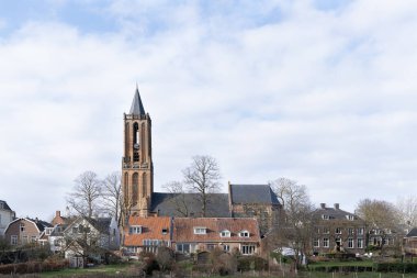 Hollanda 'daki Amerongen köyünün kilise evleri ve bahçeleri olan bir manzarası.