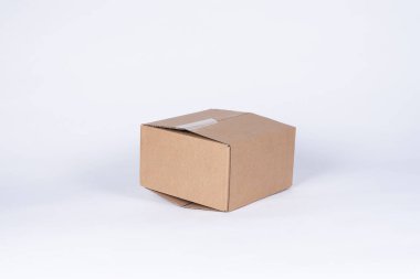 Metin için alanı olan beyaz bir arkaplanda izole edilmiş küçük kahverengi bir karton kutu