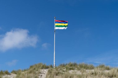 Hollanda 'daki Wadden adalarından biri olan Terschelling bayrağı kum tepesinde dalgalanır.