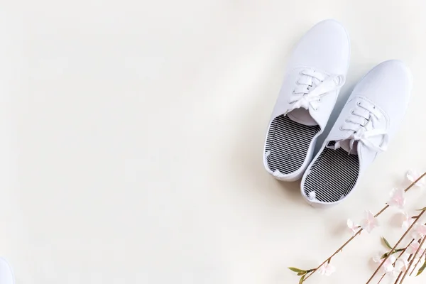 Paar witte sneakers — Stockfoto