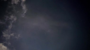 bulutlar gökyüzünde uçan