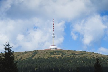 Gözcü kulesi tepenin üzerinde