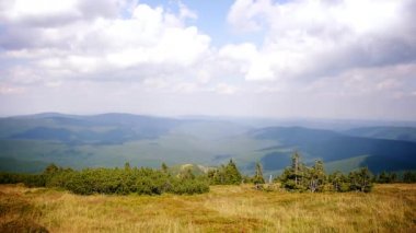 Dağların üzerinden bulutlar