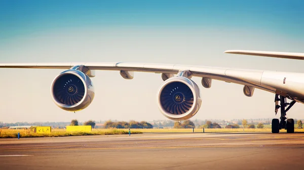 Passagiersvliegtuig vleugel — Stockfoto