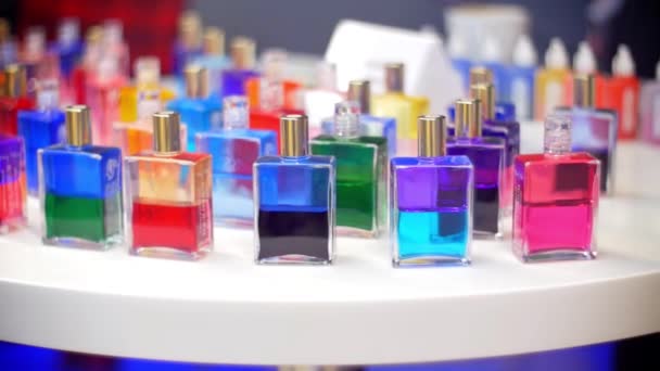 Perfumes em uma mesa — Vídeo de Stock