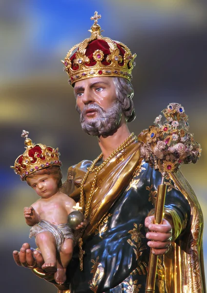 The crowned statue of Saint Joseph — Stock Photo, Image