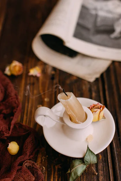 Sonbahar durgun üzüm ve mum ahşap masada