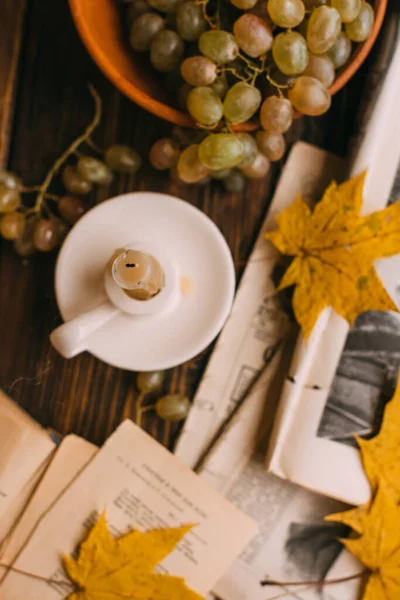 Herbst Stillleben Traube Und Kerze Auf Dem Holztisch — Stockfoto