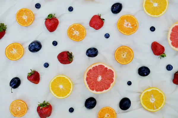 Beyaz arkaplanda meyveler