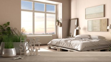 Ahşap masa, masa ya da rafta saksı bitkisi, ev anahtarı ve 3D harfler var. Güzel ev, güzel ev, yatak odasının üzerinde. İç mimari tasarım, kopyalama alanı arka planı.