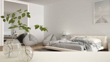 Beyaz masa üstü ya da rafta cam vazo ile hidrofonik bitki, süs, bitki kökü, vazo, ev bitkisi, arka planda modern yatak odası, iç tasarım